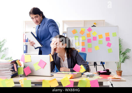 Due colleghi i dipendenti che lavorano in ufficio Foto Stock