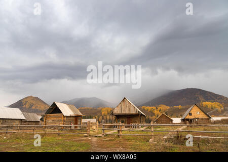 Xinjiang log cabin in autunno Foto Stock