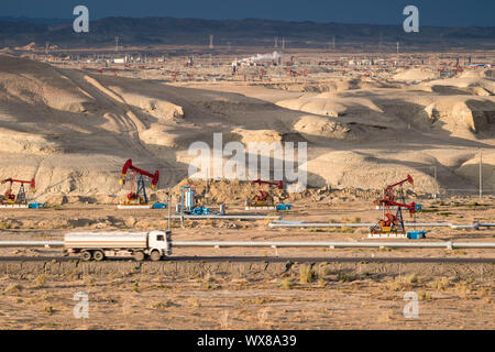 Xinjiang gobi campo dell'olio Foto Stock