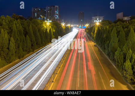 Sentieri di luce sulla strada della città Foto Stock