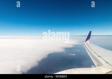 Ala di aeroplano e cielo blu Foto Stock