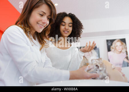 Lavare i capelli la procedura in un salone di bellezza Foto Stock