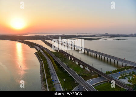 Jiujiang cityscape di lago e ponte in sunset Foto Stock