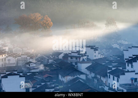 La mattina di sole splendeva sulle misty campagna Foto Stock