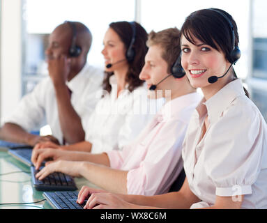 Giovane imprenditrice lavorando in un call center Foto Stock