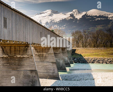 Legno storico ponte coperto attraverso il Reno con paesaggio di montagna e cielo blu in backgrou Foto Stock