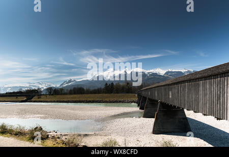 Legno storico ponte coperto attraverso il Reno con paesaggio di montagna e cielo blu in backgrou Foto Stock
