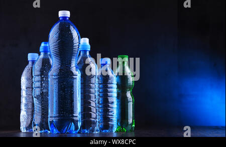 Composizione con diversi tipi di bottiglie contenenti acqua minerale. Foto Stock