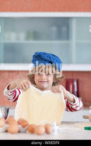 Ragazzo giovane la cottura a casa Foto Stock