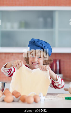 Giovane ragazzo in cottura in una cucina Foto Stock