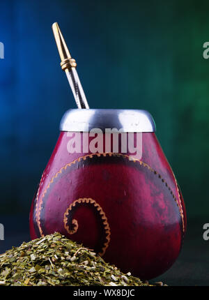 Composizione con yerba mate cup e foglie. Foto Stock
