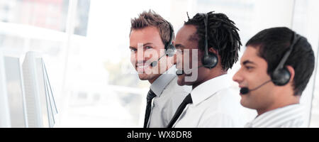 International Business team in un call center di indossare le cuffie Foto Stock