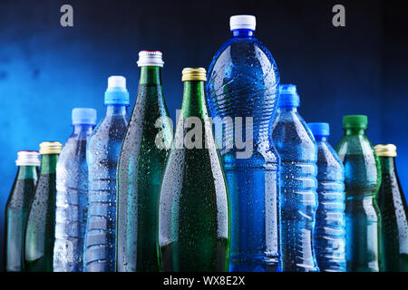 Composizione con diversi tipi di bottiglie contenenti acqua minerale. Foto Stock