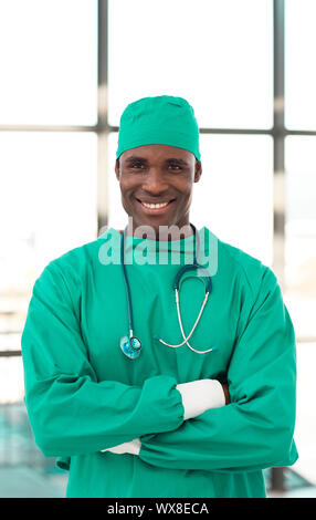 Ritratto di un medico hansdome in piedi in ospedale Foto Stock