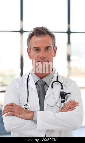Ritratto di un medico hansdome in piedi in ospedale Foto Stock