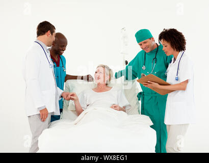 Il team medico di esame di un paziente Foto Stock