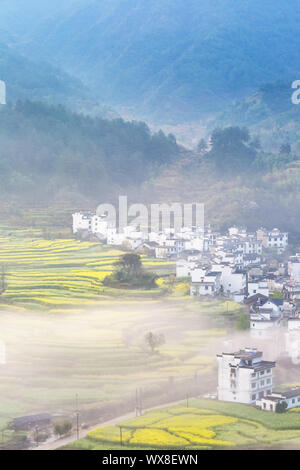 Villaggio di montagna piena di primavera in wuyuan Foto Stock