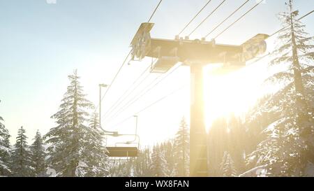 Svuotare ski lift. seggiovia silhouette sulla montagna alta sopra la foresta al tramonto Foto Stock