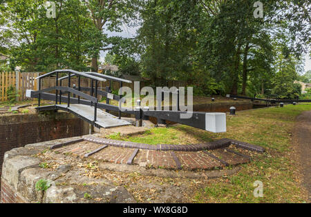 Sterlina tipici della serratura del Basingstoke Canal e la strada alzaia Knaphill, Woking, Surrey, Inghilterra sudorientale, REGNO UNITO Foto Stock