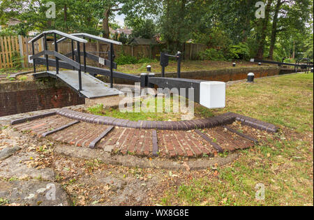Sterlina tipici della serratura del Basingstoke Canal e la strada alzaia Knaphill, Woking, Surrey, Inghilterra sudorientale, REGNO UNITO Foto Stock