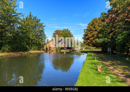 Vista di New Haw serratura e il blocco storico del portiere cottage sul fiume Wey (Wey navigazioni) a New Haw, Surrey, Inghilterra del sud-est Foto Stock