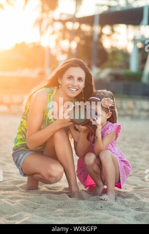 Madre e figlia di scattare le foto con la fotocamera Foto Stock