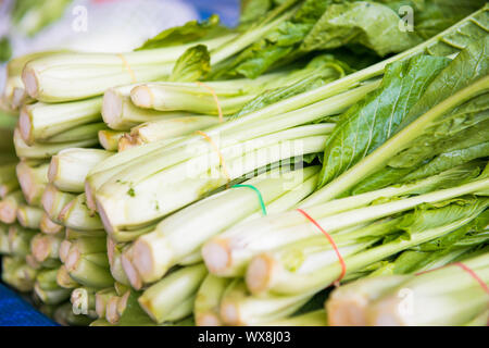 I grappoli di ortaggi al mercato asiatico Foto Stock