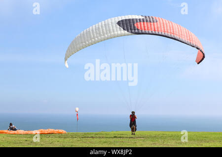 LIMA, PERÙ - 20 FEBBRAIO 2012: Persona non identificata con un parapendio sulla costa di Miraflores il 20 febbraio 2012 a Lima, Perù. Foto Stock