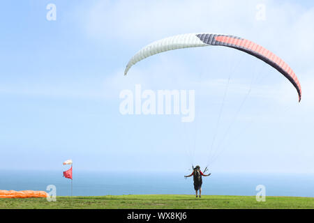 LIMA, PERÙ - 20 FEBBRAIO 2012: Decollo non identificato con un parapendio sulla costa di Miraflores il 20 febbraio 2012 a Lima, Perù. Foto Stock