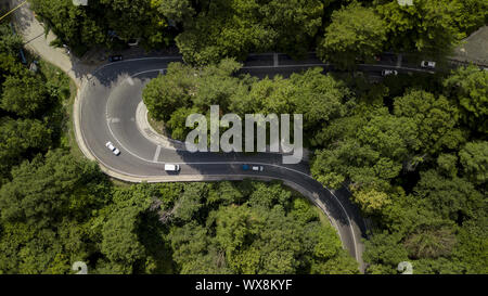 Vista aerea di automobili su una strada curva in montagna Foto Stock