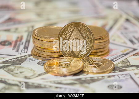 Golden Etherium moneta in dollari US close up. Foto Stock