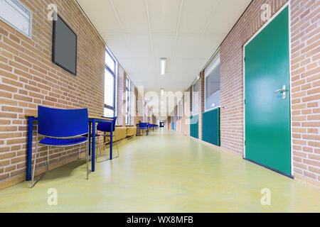 Lungo corridoio abbandonati nell edificio scolastico Foto Stock