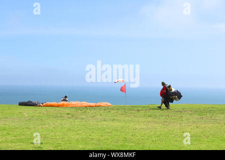 LIMA, PERÙ - 20 FEBBRAIO 2012: Persone non identificate con parapendio sulla costa di Miraflores il 20 febbraio 2012 a Lima, Perù. Foto Stock