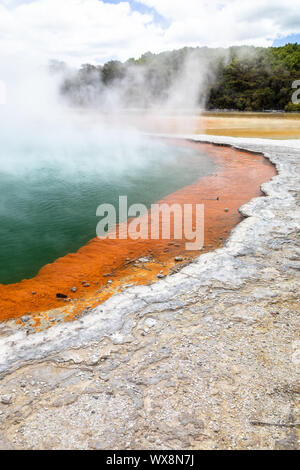 Hot scintillante lago in Nuova Zelanda Foto Stock