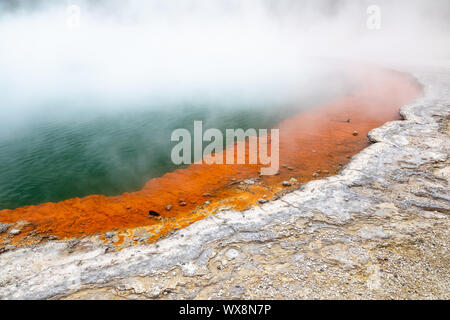 Hot scintillante lago in Nuova Zelanda Foto Stock