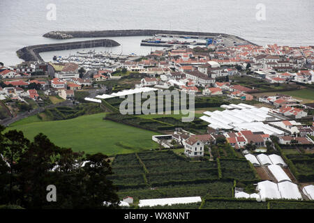 Vista dalla cappella di Nostra Signora della Pace su Vila Franca do Campo Foto Stock