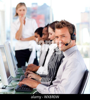 Radiant donna manager che conduce la sua squadra rappresentativa in un ufficio Foto Stock