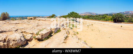 Vista dalla Valle dei Templi, Agrigento, Sicilia, Italia Foto Stock