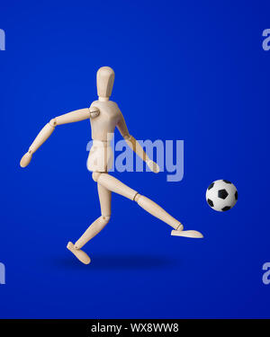 Calcio giocattolo di legno figura su blu Foto Stock