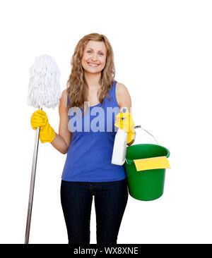 Affascinante giovane donna tenendo un mop contro uno sfondo bianco Foto Stock