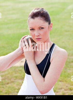 Determinato atleta femminile pronti a gettare il peso in uno stadio Foto Stock