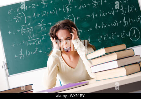 Femmina giovane insegnante di matematica di fronte a lavagna Foto Stock