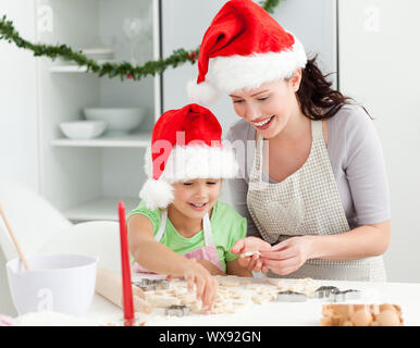 Bella madre e figlia la preparazione di biscotti di Natale in cucina Foto Stock