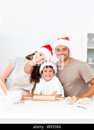 La famiglia felice la cottura biscotti di Natale insieme in cucina Foto Stock