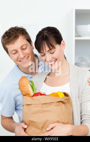 Adorabili coppie guardando al shoping sacchi a casa Foto Stock