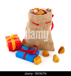 Borsa Sinterklaas olandese presenta e pepernoten Foto Stock