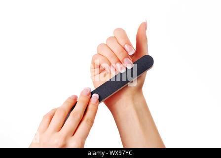 Donna lucidare le unghie con la lima per unghie Foto Stock