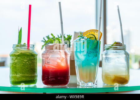 Cocktail ghiacciato sul tavolo di legno Foto Stock
