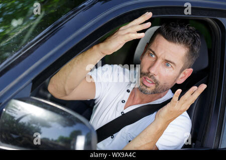 Molto agitato e ha sottolineato uomo seduto all'interno di un automobile Foto Stock