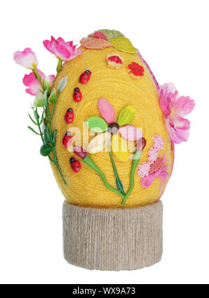 Fatte a mano uovo di Pasqua realizzata da fiori di corda e semi isolato Foto Stock